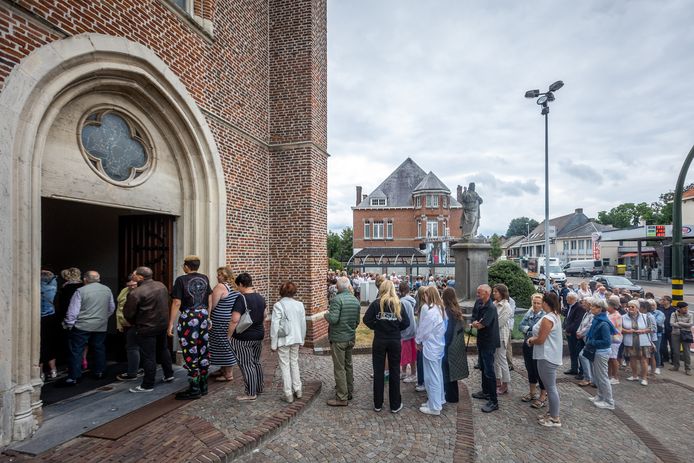 De begrafenis zorgde voor een ware volkstoeloop.