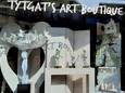 Greet stelt haar 'Art Dolls' tentoon in Tytgat's Art Boutique.