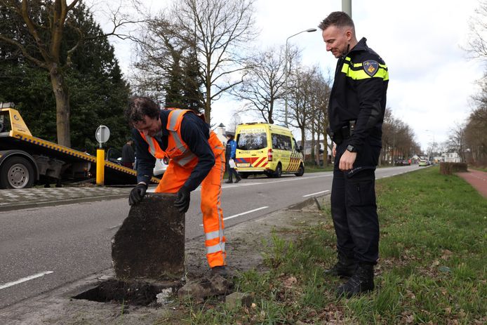 Een auto kwam zaterdag in botsing met een schrikblok op de Brederodeweg in Boxtel.