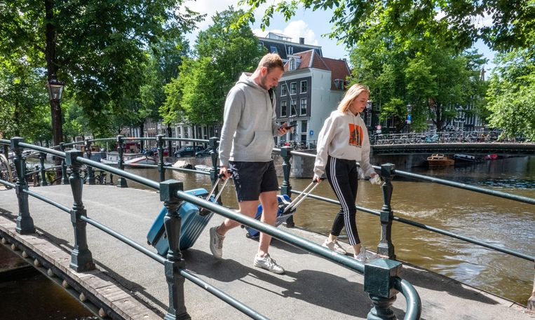 Toeristen op de Melkmeisjesbrug over de Brouwersgracht in Amsterdam, afgelopen juli. Beeld Egbert Hartman / ANP