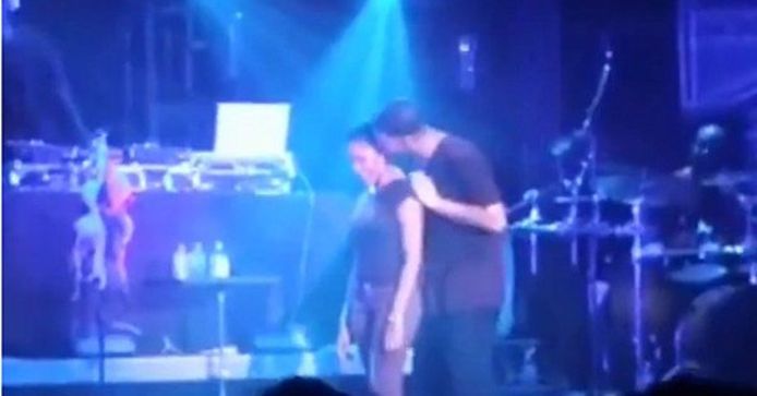 Drake kust de minderjarige fan in haar hals.
