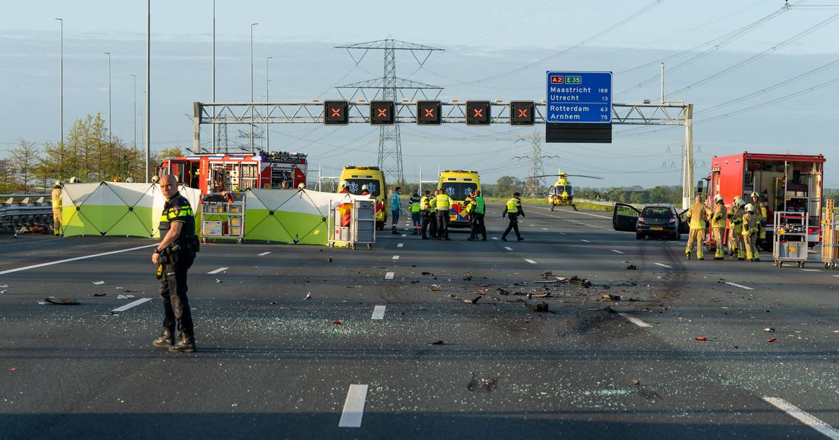 Zeker drie gewonden bij botsing A2, snelweg nog uren dicht tussen Breukelen en Utrecht.