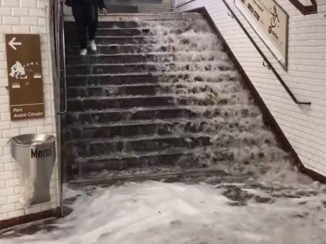 Des pluies diluviennes s’abattent sur Paris, des stations de métro inondées