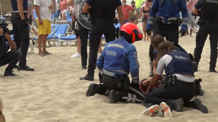De politie moest zaterdag ingrijpen bij een massale vechtpartij op het strand van Blankenberge.