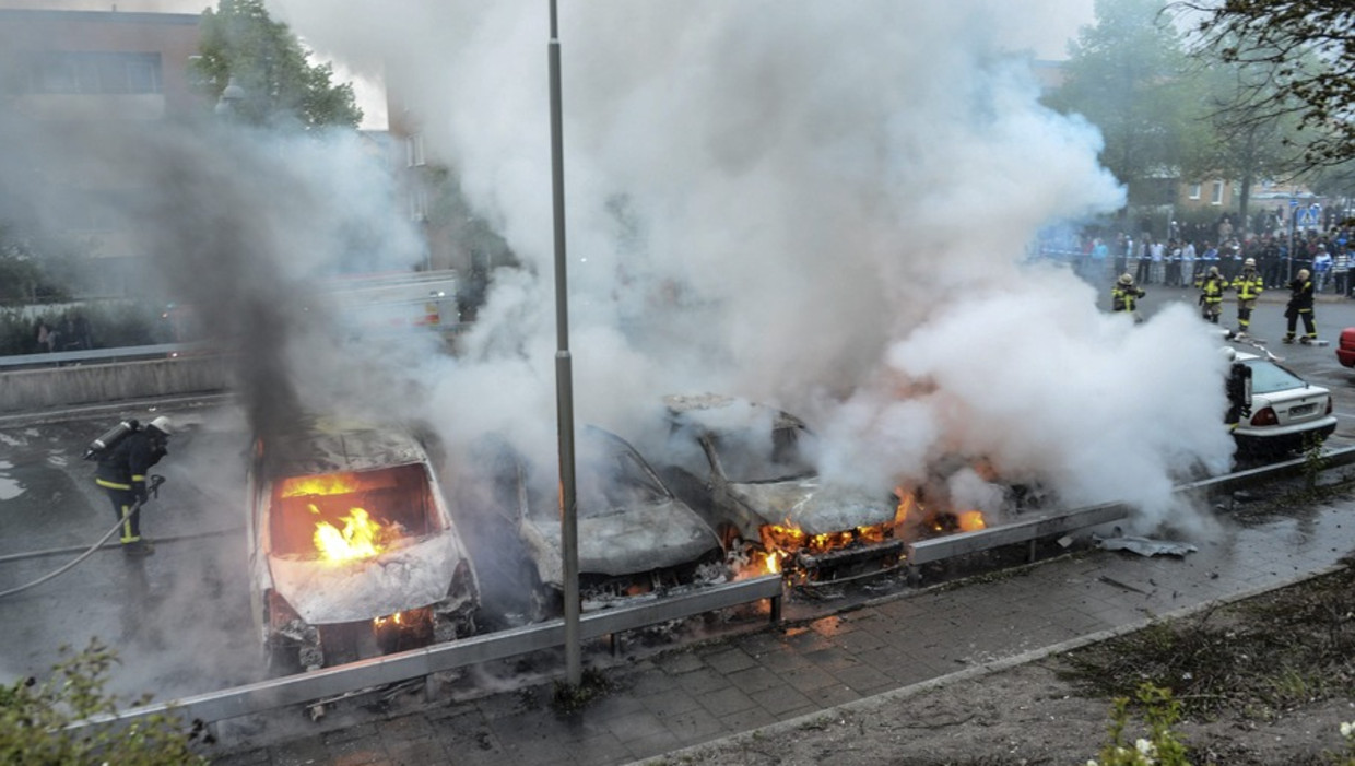 Brandende auto's in de buitenwijk Rinkeby. Beeld ap