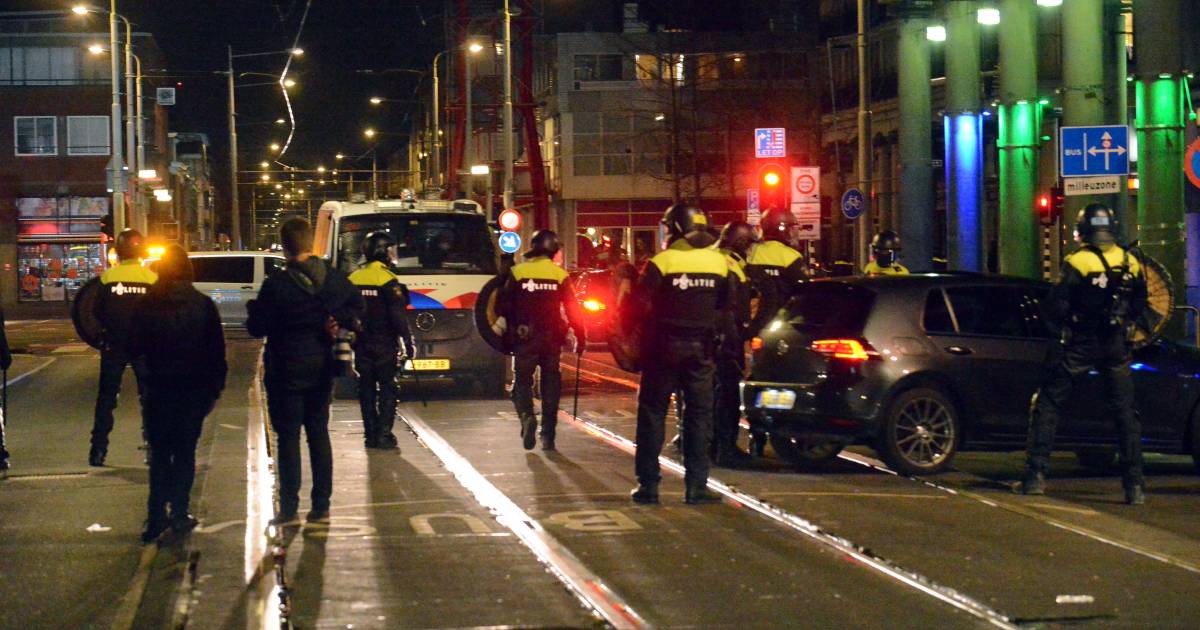 Meer agenten dan relschoppers op straat vanavond ...