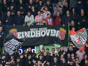 PSV-supporter Mart overweegt na 60 jaar zijn seizoenskaart aan de wilgen te hangen