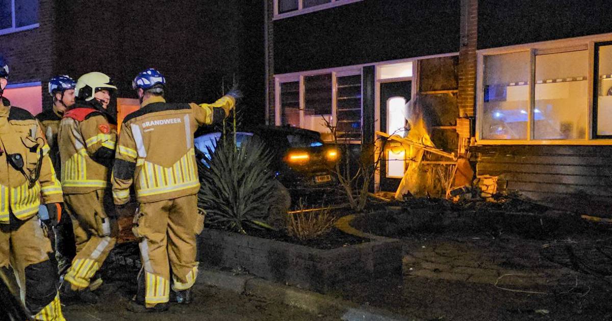 Enorme ravage in Enschede na aanrijding: twee autos en een woning lopen flinke schade op.
