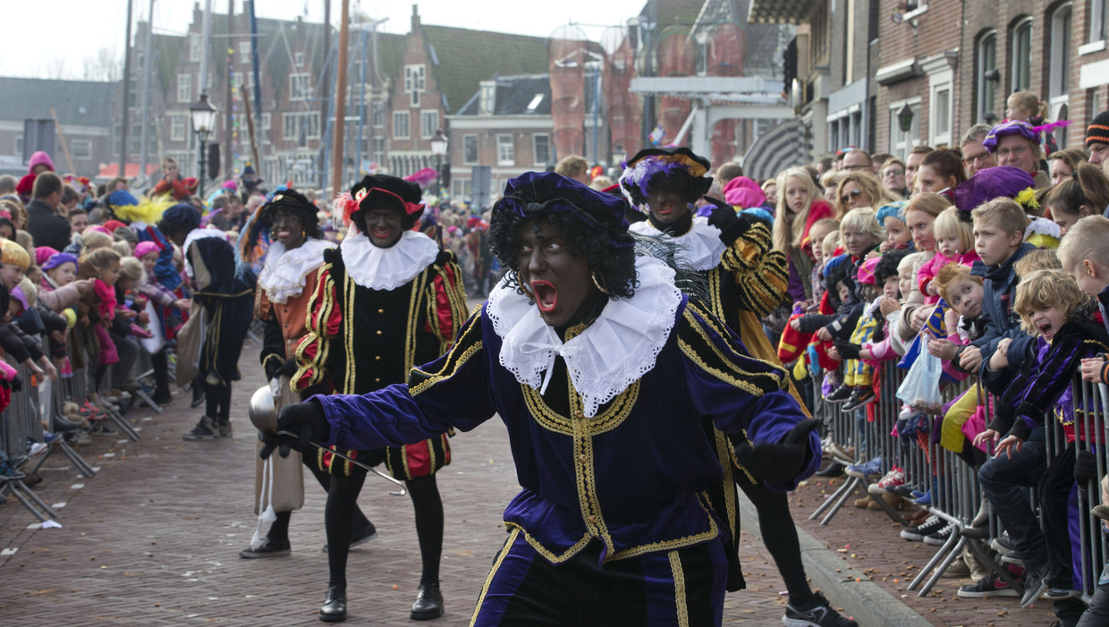 Zwarte Piet in Hoorn, in november vorig jaar. Beeld ap