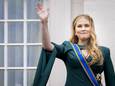 Prinses Amalia zwaait vanaf het balkon van Paleis Noordeinde naar omstanders.