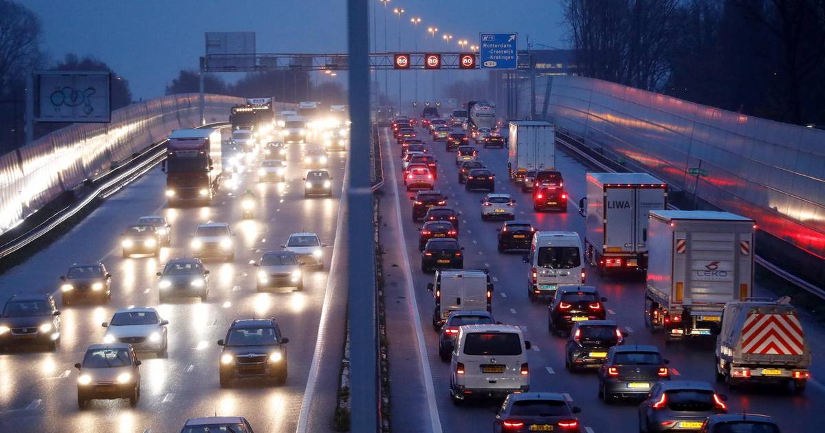 Urenlange vertragingen door ongelukken in ochtendspits.