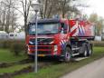 Brandweerauto rijdt zich op weg naar brandmelding vast op camping in Andel