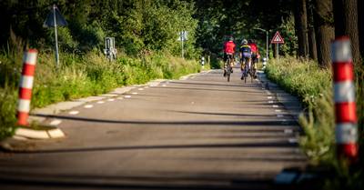 Na dure uitglijders met hobbelweg door de Peel kan dit er ook nog wel bij: zinkslakken onder het weg