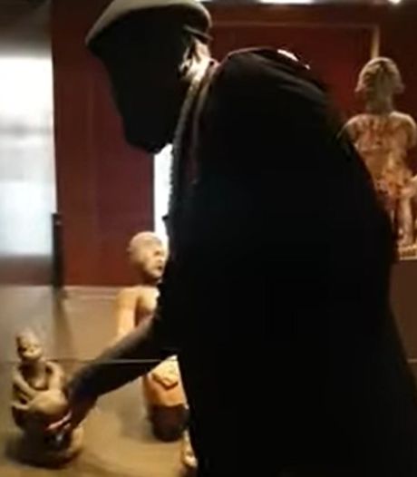 Activisten stelen houten beeld uit Afrika Museum ‘om terug te brengen naar Afrika’
