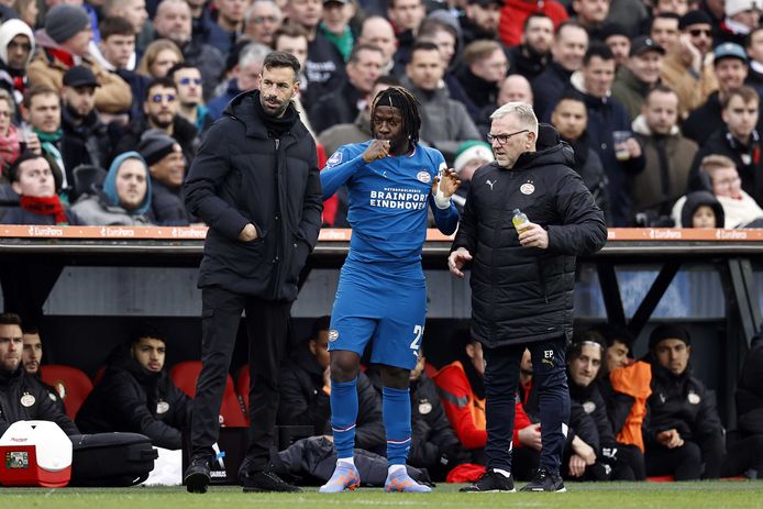 PSV-trainer Ruud van Nistelrooij bracht Johan Bakayoko al voor rust tegen Feyenoord.