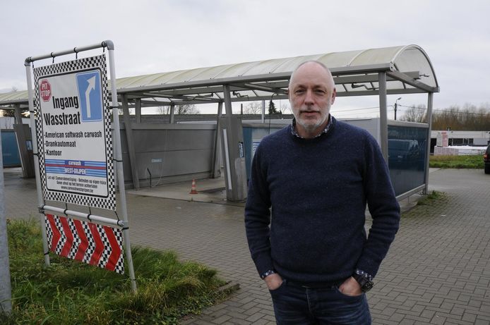 Roland Jeronimus bij zijn carwash. "Het heeft ons een kapitaal gekost om aan alle huidige en toekomstige eisen te voldoen. Maar we krijgen er niets voor terug."