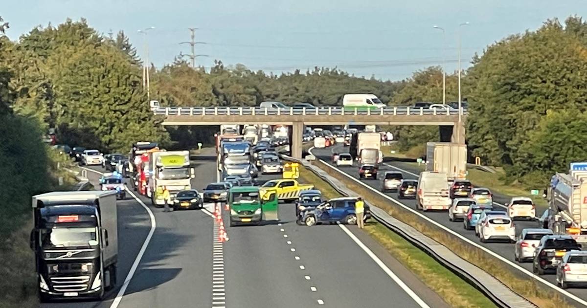 Herfstvakantie-verkeer loopt vast door ongelukken: files op snelwegen in regio.