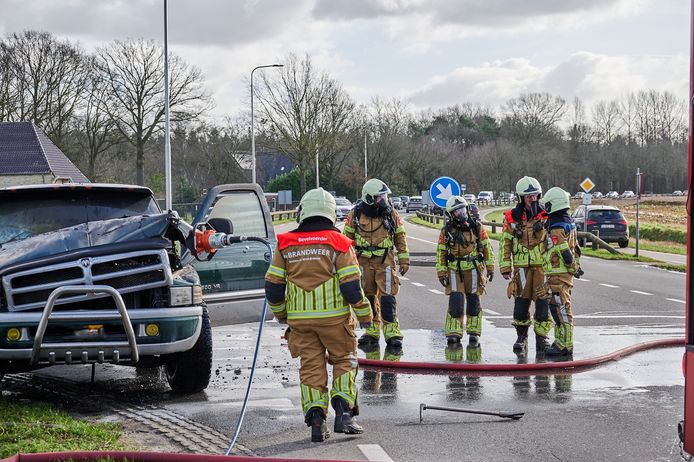 Een auto vloog zaterdagochtend spontaan in brand op de Chaamseweg in Ulvenhout.