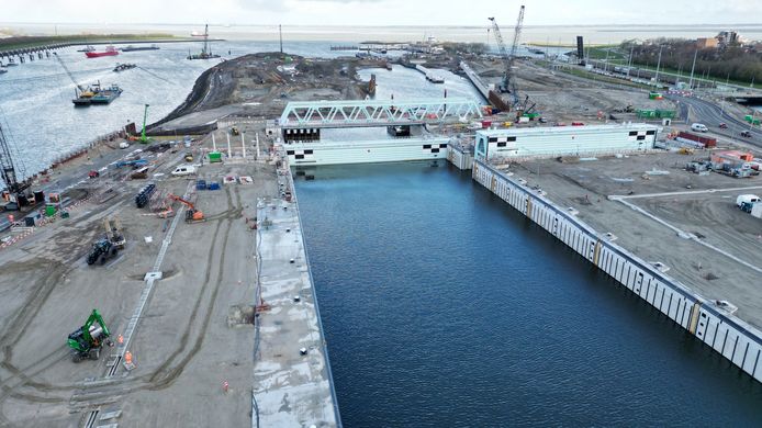 Het verwijderen van de noordelijke landtong is in volle gang. Links ziet u nog restanten van de weg, tot voor kort nog de enige doorgaande route over het sluizencomplex.