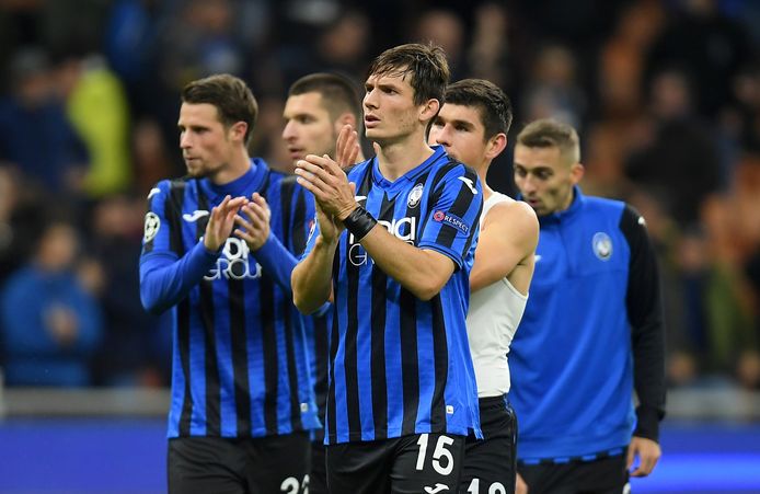 Marten de Roon (midden) en Hans Hateboer (links) van Atalanta.