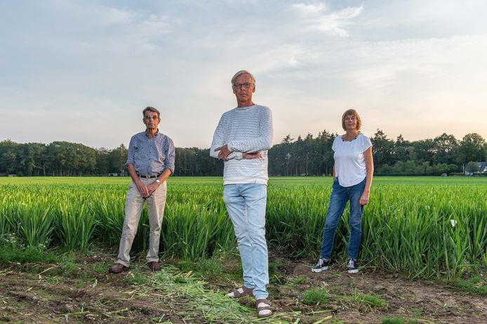 Bollenteelt leidt tot onrust in Wenum Wiesel. Jos Tiel Groenestege (midden) staat met medestanders Trudie en Ruud Lorwa bij het veld. Ze willen de bollenteelt niet accepteren.