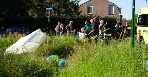 Motorrijder belandt gewond in sloot na botsing met auto in Gilze.