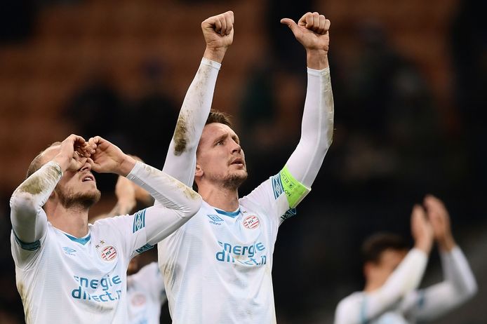 PSV speelde op 11 december 2018 de laatste wedstrijd in de groepsfase van de Champions League, bij Internazionale (1-1). Hier kijken Jorrit Hendrix en Luuk de Jong naar de supporters die mee waren.