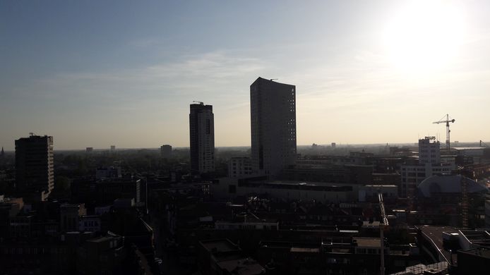 De skyline van Eindhoven, gezien vanaf het dakterras van de Groene Toren (hotel NH en restaurant Vane).