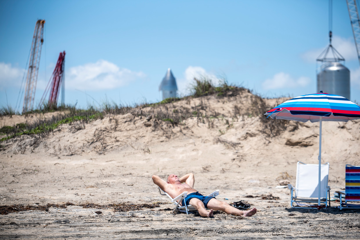Allen Bailey geniet van de zon op het strand van Boca Chica met een prototype van een SpaceX -raket op de achtergrond. Beeld Sergio Flores