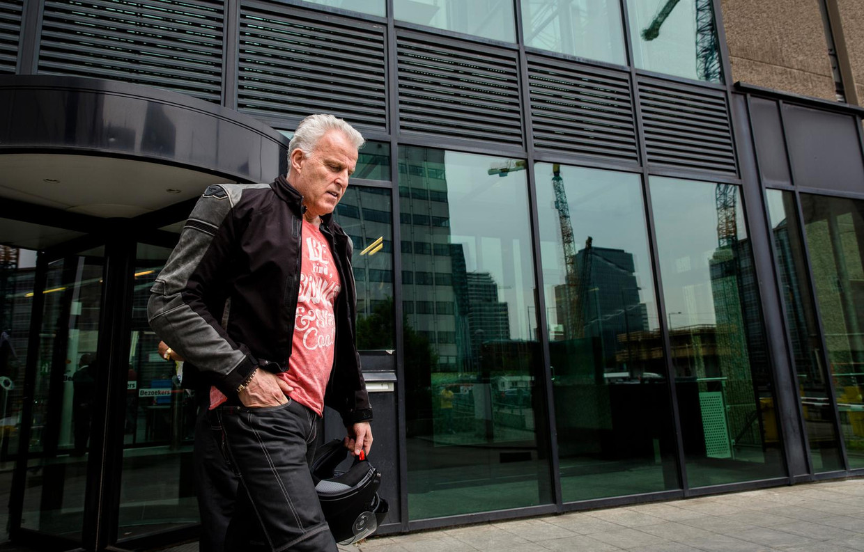 Misdaadverslaggever Peter R. de Vries verlaat de rechtbank van Amsterdam na afloop van een zitting in de zaak tegen Willem Holleeder in mei 2016. Beeld anp