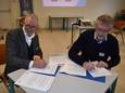 Dokter Ivo Jacobs en Peter Gielen van Trefpunt Zelfhulp ondertekenen de intentieverklaring voor een zelfhulpvriendelijk ziekenhuis.
