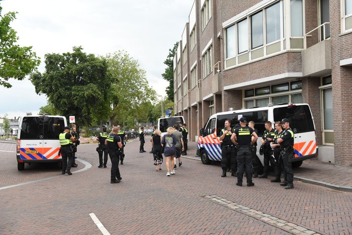 Bij het politiebureau aan de Kroonstraat in Utrecht staan al meerdere busjes van de mobiele eenheid (ME) paraat.
