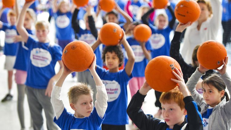 800 Scholieren nemen deel aan een gymles in het Sportpaleis in Alkmaar, tijdens de aftrap van het lesprogramma 'ik lekker fit', februari 2011. © ANP Beeld 