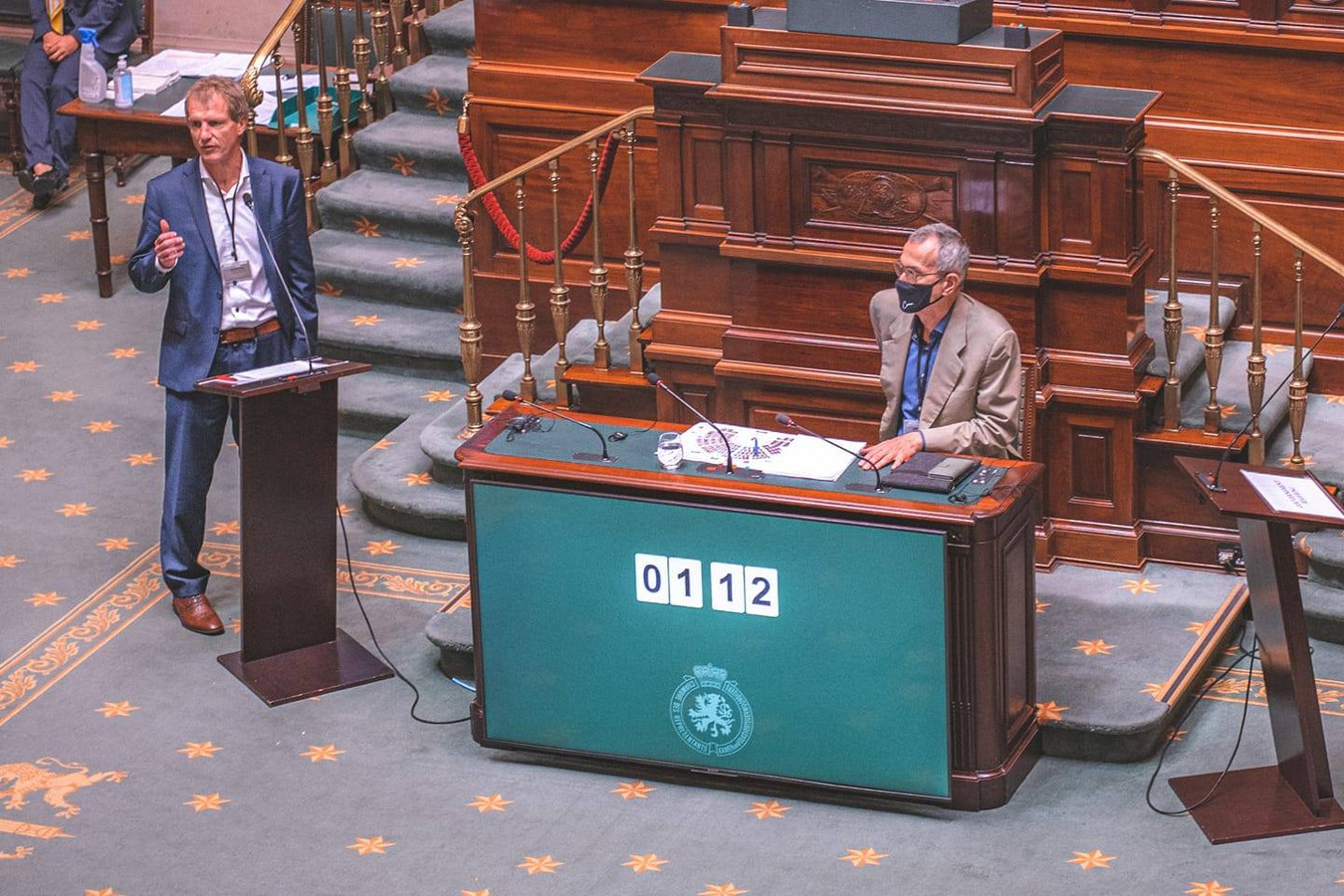 Jan Bertels stelde donderdag tijdens de plenaire vergadering in de Kamer van volksvertegenwoordigers zijn laatste vraag. Hij wordt de kabinetschef van minister Frank Vandenbroucke, die hier naast hem zit.
