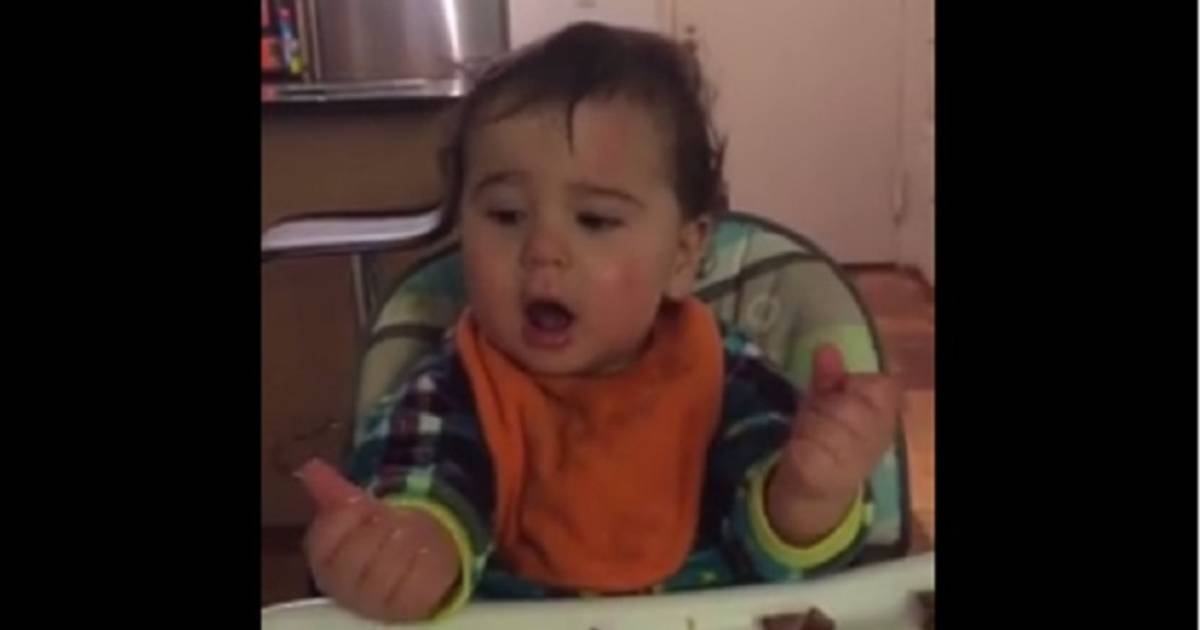 Aaaw het moment waarop baby zijn handjes ontdekt Familie hln.be