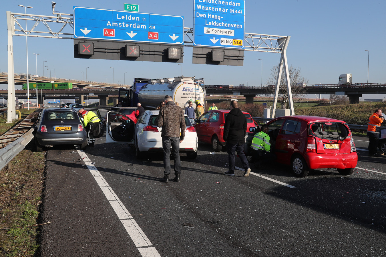 A4 Richting Leiden Uren Dicht Na Ernstig Ongeluk In Totaal Zeven Auto S En Een Tankwagen Betrokken Foto Ad Nl