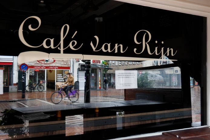 Sinds begin vorige week is café Van Rijn gesloten. Volgens de GGD zijn al 51 nieuwe corona-gevallen aan de kroeg in de Nijmeegse Molenstraat te linken.