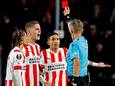 Mauro Júior krijgt rood van scheidsrechter Daniele Orsato tijdens PSV-Sevilla FC.
