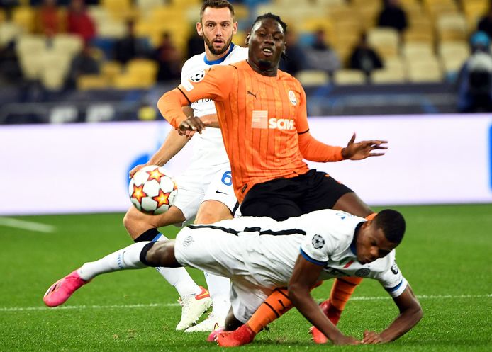 Lassina Traore komt met zijn been klem te zitten bij een duel met Denzel Dumfries.