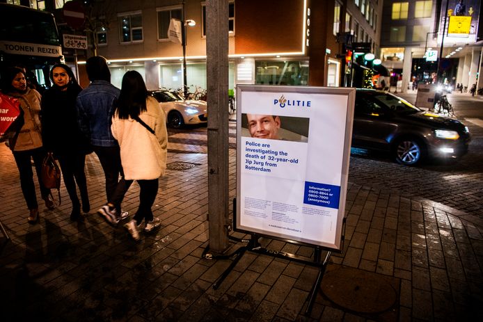 Passantenonderzoek naar getuigen vechtpartij die aan Jip Jurg het leven kostte, hier aan het Schouwburgplein. Foto: Frank de Roo