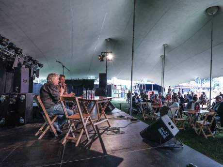 Nieuwscafé op Achterland in tent Vanouds met muurschilderaar Rosalie de Graaf en scheidend schouwburgdirecteur Charles Droste