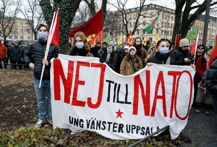 Demonstranten protesteren zaterdag in Stockholm tegen de Zweedse toetreding tot de Navo, een van de drie demonstraties in de Zweedse hoofdstad naar aanleiding van de spanningen tussen Turkije en Zweden. Beeld AP