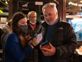 Kalme eerste horecadag met Covid Safe op Antwerpse Grote Markt: “Men had het gerust al vroeger kunnen invoeren”