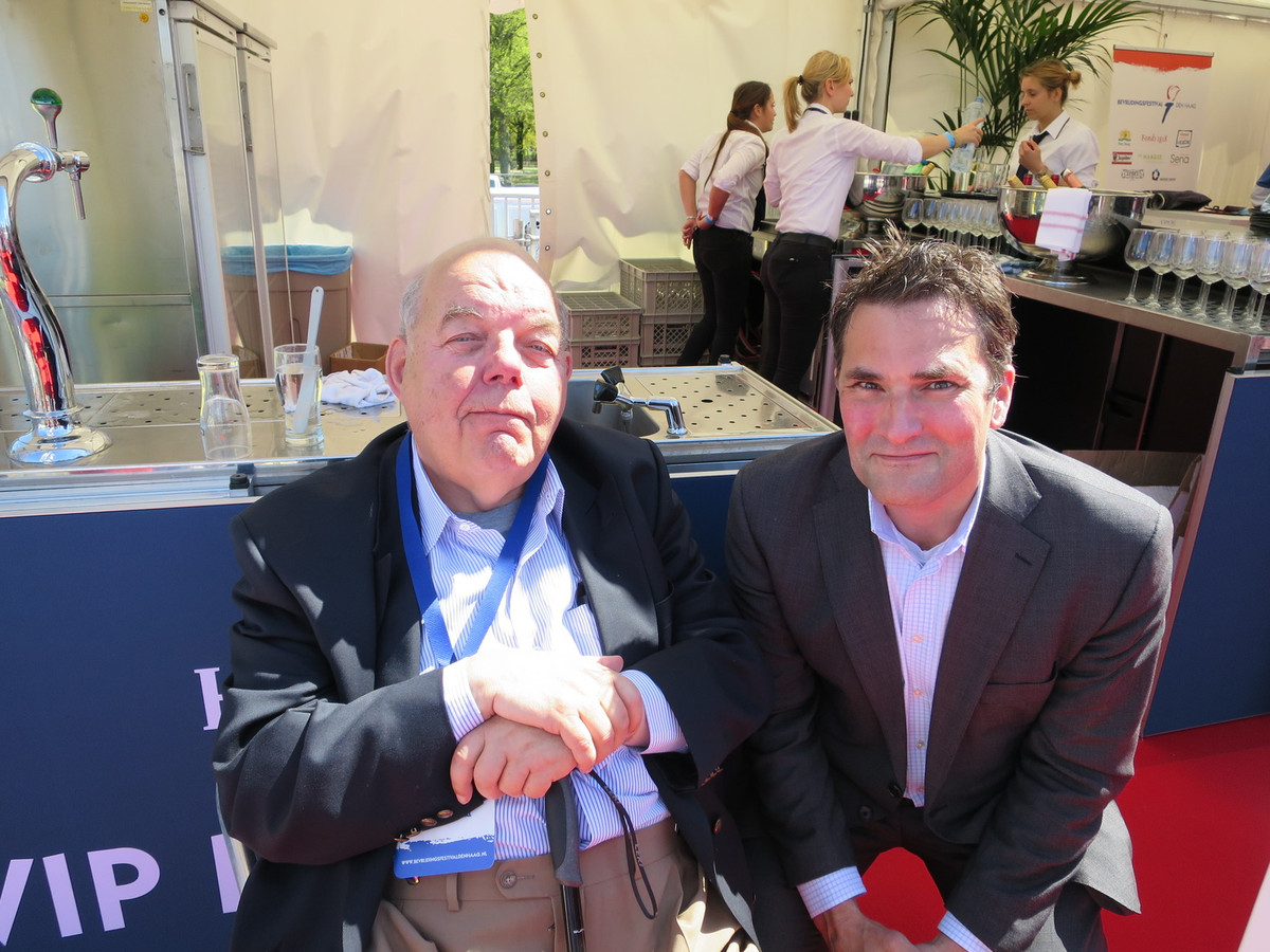 Voormalig super-procureur-generaal en BVD-baas Arthur Docters van Leeuwen (l) met Hilton-manager Sjoerd Sybesma in de zon.