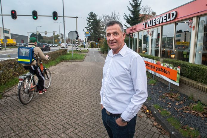 Eigenaar Alfons Valk bij wegrestaurant 't Vliegveld. 'Juridisch staan wij sterk. Ik heb dan ook goede hoop op een redelijk goede afloop.'