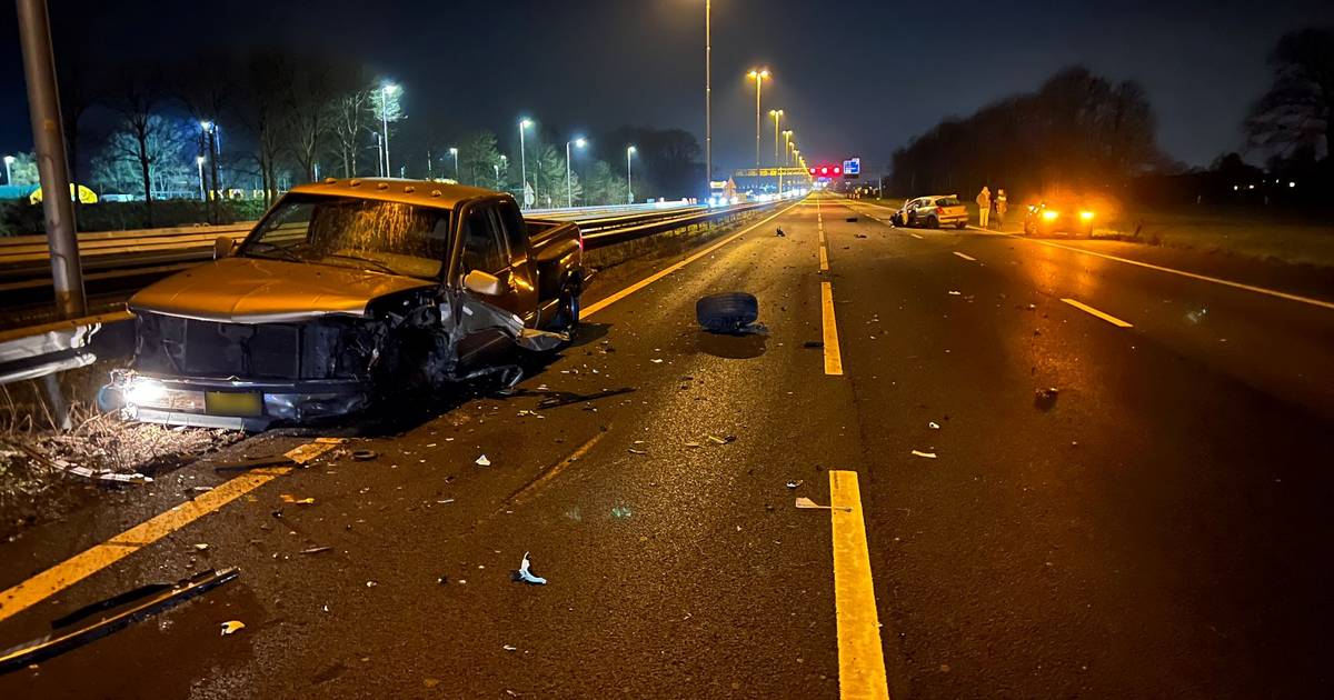 Ongeluk met meerdere voertuigen op A1 bij Wilp, weg richting Apeldoorn dicht.