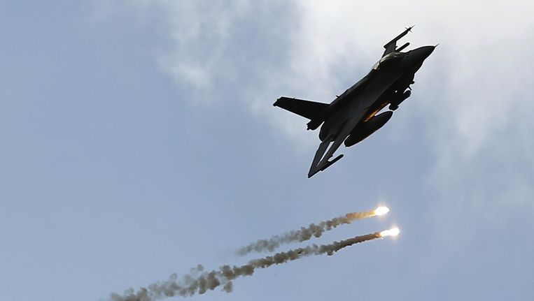 Een F-16-gevechtsvliegtuig neemt deel aan een NAVO-oefening boven Polen, begin september. Beeld reuters