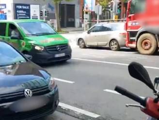 KIJK. Ongeduldige trucker duwt wagen zonder pardon opzij in Brussel