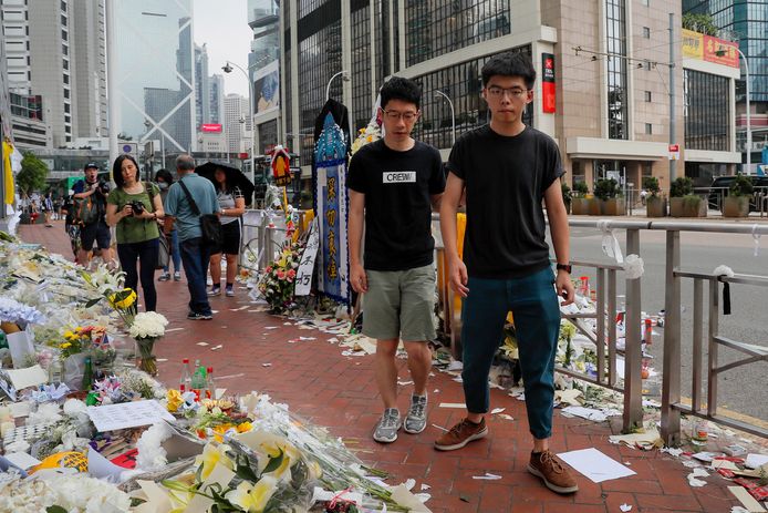 Democratie-activist Joshua Wong (rechts) is vrijgelaten.