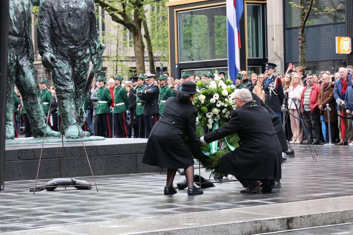 Burgemeester Aboutaleb legt de eerste krans bij het Monument voor alle gevallenen 1940-1945 op het Stadhuisplein.